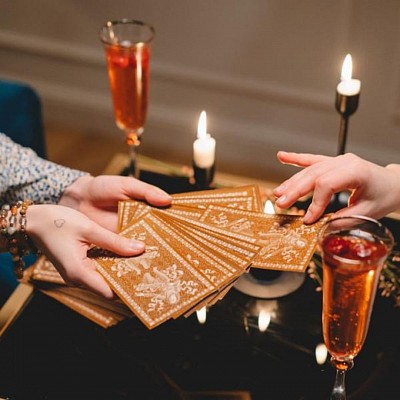 Buscas una lectura de cartas? Tarotistas disponibles
